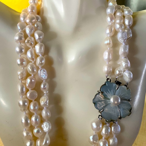Beautiful 3 rows natural white cultured Baroque beads MOP silver flower clasp - Picture 3 of 11